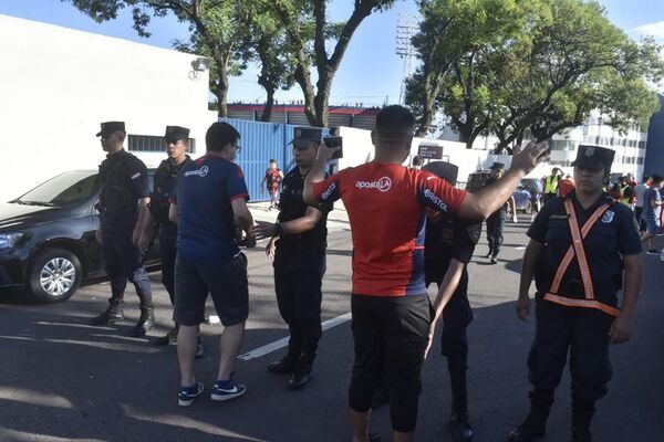 Más de 50 aprehendidos en operativo superclásico - Nacionales - ABC Color