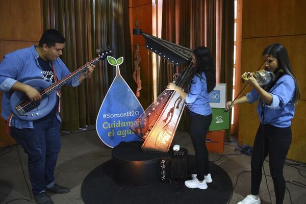 El sonido del agua en un arpa de Paraguay - Música - ABC Color