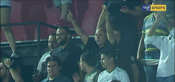 El desenfrenado festejo de Cardona en medio de los hinchas de Olimpia