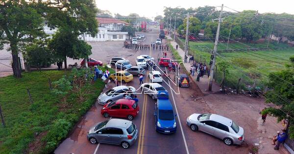 La Nación / Manifestantes bloquean acceso a Petropar en contra de la suba de combustible