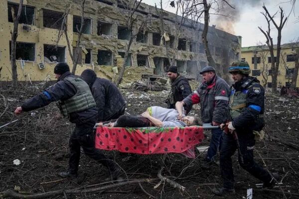 Murieron la mujer embarazada y su bebé símbolos del salvaje ataque ruso contra la maternidad en Mariupol