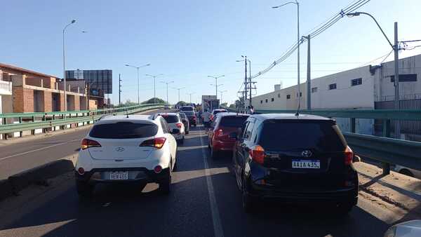 Diario HOY | Bloquean viaducto de 4 Mojones contra suba del combustible