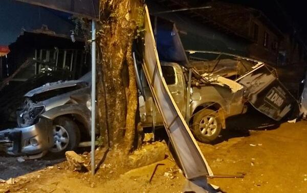 Ebrio choca por un automóvil estacionado y dos locales comerciales en San José de los Arroyos – Prensa 5