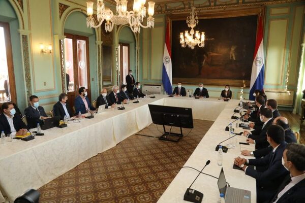 Presidente reúne a su Gabinete para abordar situación del precio de los combustibles
