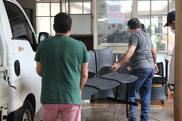 Cano entrega insumos y mobiliarios a hospital distrital de Hernandarias | DIARIO PRIMERA PLANA