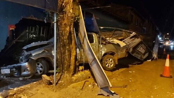 Ebrio se llevó por delante un auto y parte de dos negocios