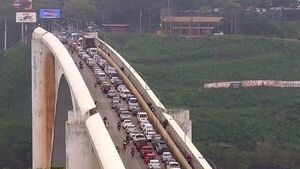 Manifestantes bloquean ingreso al país por el Puente de la Amistad