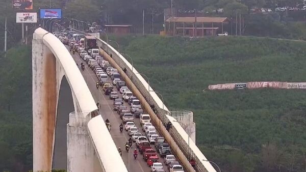 Manifestantes bloquean ingreso al país por el Puente de la Amistad