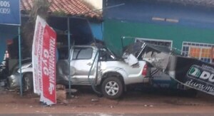 Joven embistió contra un automóvil y dos locales comerciales en San José de los Arroyos - Noticiero Paraguay