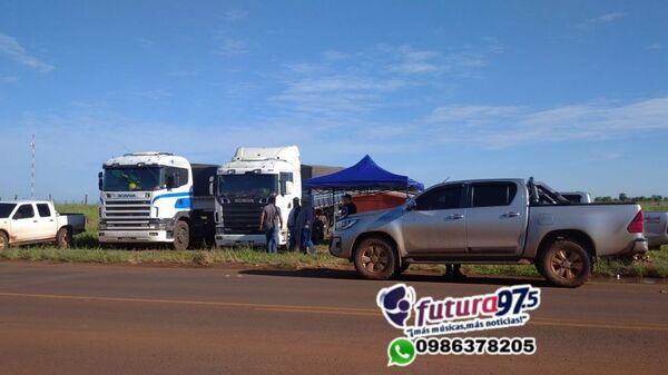 Camioneros protestan por la suba de combustible en la ruta PY05