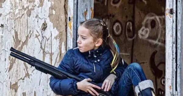 La Nación / Foto de la niña del rifle y el chupetín que dio la vuelta al mundo a través de las redes sociales