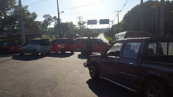 Cierran ruta en Carayaó para exigir la reducción del precio del combustible - Noticiero Paraguay