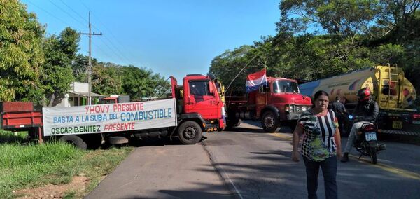 Con cierre intermitente, reclaman baja de precios de combustibles sobre Ruta PY01  - Nacionales - ABC Color