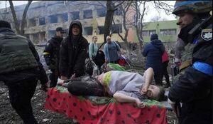 Embarazada y su bebé mueren tras bombardeo de Rusia a sala de maternidad