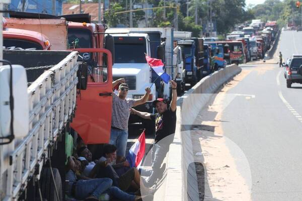 Crónica / [Video]Camioneros rechazan "solución parcial" dispuestos a "cerrar" el país