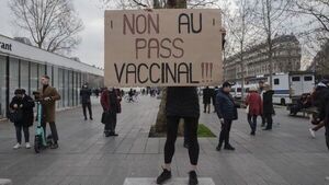 Francia se quita la mascarilla y abandona el pasaporte sanitario