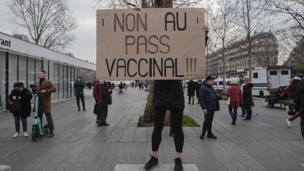 Francia se quita la mascarilla y abandona el pasaporte sanitario