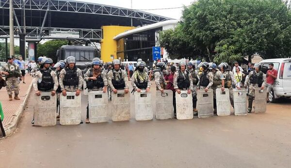 Bloquean acceso al Puente de la Amistad - ABC en el Este - ABC Color