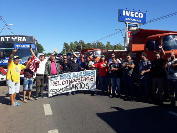 “Ni un paso atrás”: decisión firme de camioneros en zona de exAratiri, con advertencia de cierre total de rutas - Nacionales - ABC Color