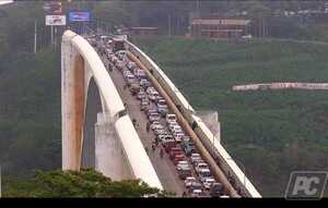Manifestantes mantienen bloqueado el puente de la Amistad - ADN Digital
