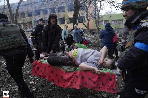 Mueren mujer embarazada y su bebé símbolos del salvaje ataque ruso contra la maternidad en Mariupol