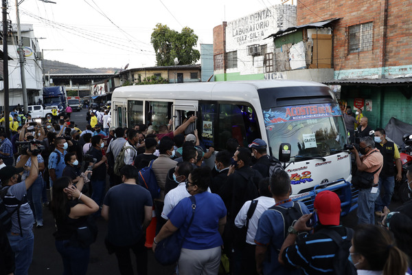 Largas filas de salvadoreños en un punto de autobuses tras la intervención del Gobierno - MarketData