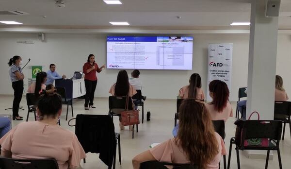 AFD capacita a ejecutivos de la Cooperativa Mercado 4
