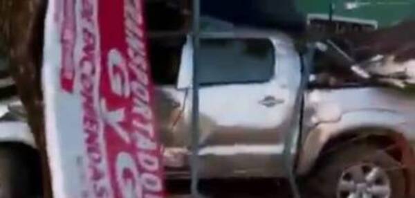 Crónica / Ka'ure destruyó un auto y parte de dos negocios