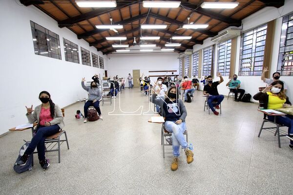 Postulantes a las Becas Universitarios Itaipú rindieron examen el fin de semana