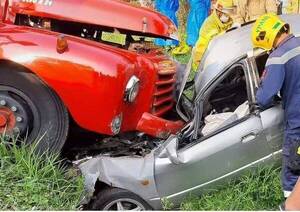 Crónica / Choque frontal entre camión tumba y un auto dejó un fallecido