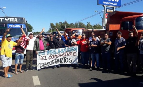 Camioneros bloquearán el país si no para la suba de combustible