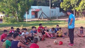 A puro pulmón enseñan fútbol a niños de Calle'i