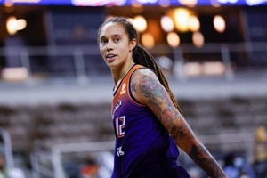 Sube la tensión entre Estados Unidos y Rusia por arresto de atleta - 1000 Noticias