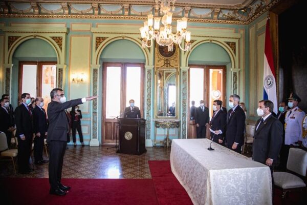 Ricardo Zárate juró como ministro de Educación - El Trueno