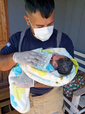 Joven entró para bañarse y tuvo a su bebé