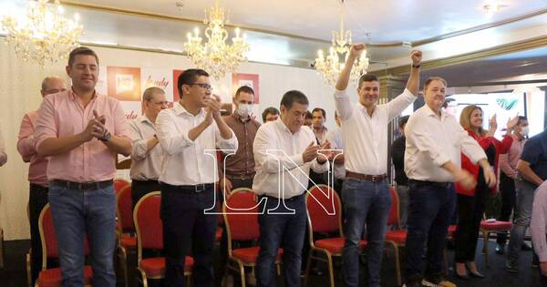 La Nación / Santiago Peña advierte que el juego de la oposición es tumbar a la ANR