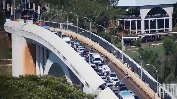 Persiste bloqueo en zona del Puente de la Amistad | Noticias Paraguay