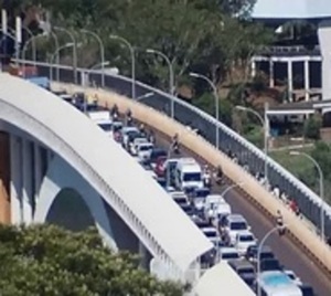 Persiste bloqueo en zona del Puente de la Amistad - Paraguay.com