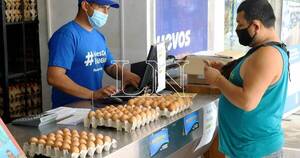 La Nación / Huevos de oro: empiezan a escasear y en los supermercados remarcan precios