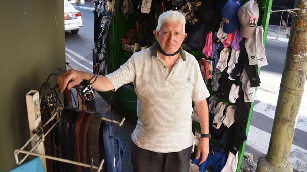 Cumple 50 años de vendedor en la esquina que conquistó a los 13 años