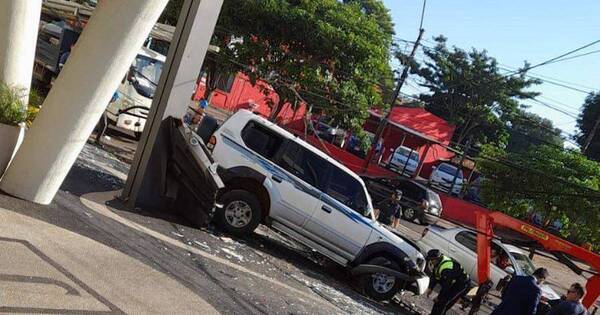 La Nación / Ebrio al volante ocasiona aparatoso accidente vial