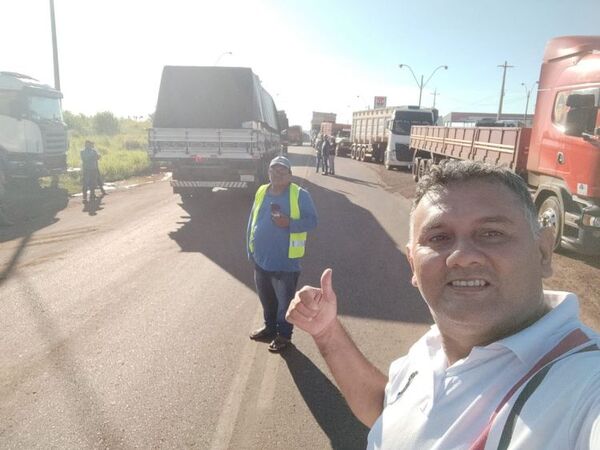 Precandidato “pinochista” se aprovecha de protesta de camioneros en Pedro Juan Caballero