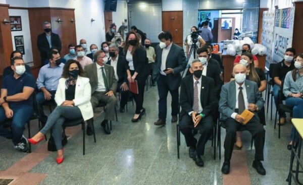Entregan premios a estudiantes emprendedores de la UNE