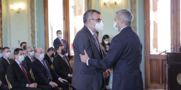 Juró Ricardo Zárate como ministro y promete no politizar la educación
