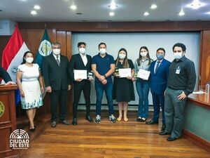 Entregan premios a ganadores de concurso en la UNE - La Clave