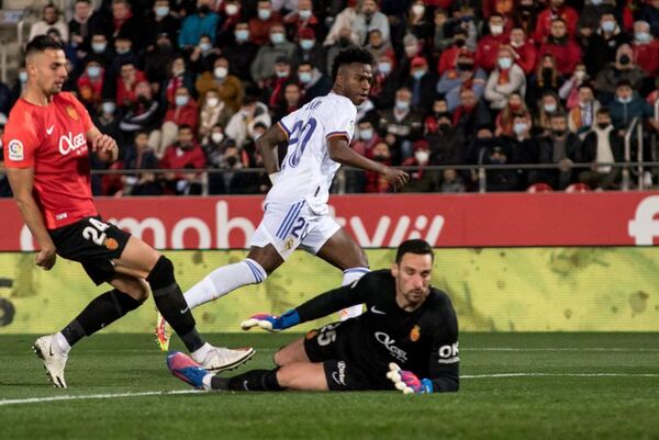 Benzema y Vinicius ponen al Madrid rumbo al título en Mallorca - Fútbol Internacional - ABC Color