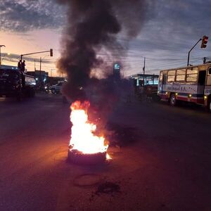 “Autoconvocados” cierran ruta en cruce Guarambaré-Villeta - Nacionales - ABC Color