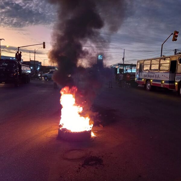 “Autoconvocados” cierran ruta en cruce Guarambaré-Villeta - Nacionales - ABC Color