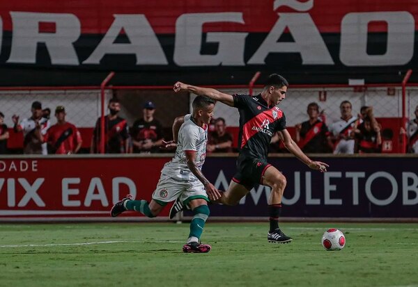 ¡Tremenda corrida! La gran definición de Brian Montenegro en el fútbol brasileño