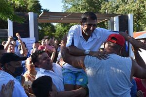Toda la comunidad “hace fiesta” por liberación de docente retenido por EPP - Nacionales - ABC Color